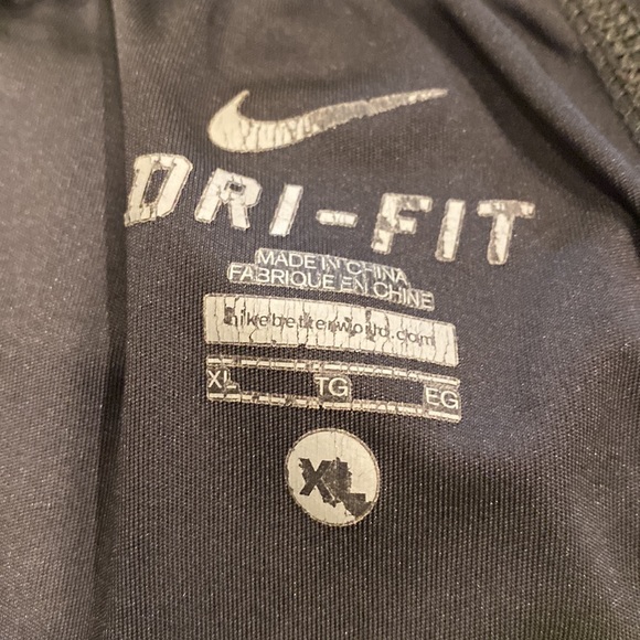 Nice men’s XL Nike Shorts Navy and Chartreuse - Picture 2 of 4